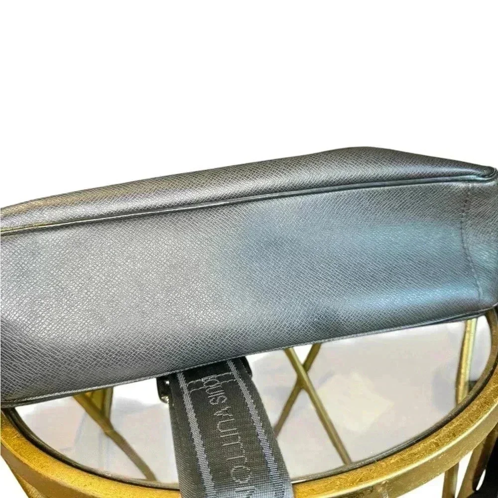 Louis Vuitton Taiga Roman MM Shoulder Bag Messager  Crossbody Bag.